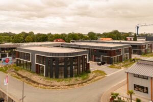Buitenaanzicht van opgeleverde bedrijfspanden in Dieren met moderne uitstraling, vlakbij Arnhem.