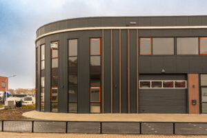 Representatief bedrijfspand in Dieren met grote ramen en moderne afwerking, ideaal voor ondernemers uit Arnhem.
