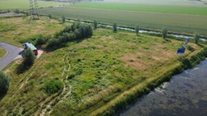 Luchtfoto van het bouwterrein in Heinenoord waar Van der Meijden Vastgoed binnenkort een modern bedrijfspand realiseert, ideaal gelegen voor ondernemers die voordeliger een bedrijfspand willen kopen in Rotterdam.