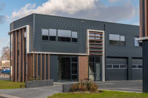 Nieuwbouw bedrijfspand in Dieren met strakke gevel en overheaddeur, nabij Arnhem.