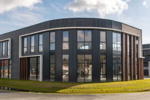 Voorzijde van een modern opgeleverd bedrijfspand in Dieren, aantrekkelijk alternatief voor Arnhem.