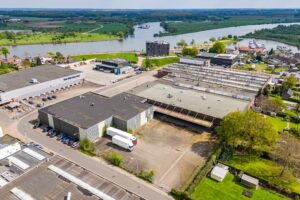 Een birds eye view foto van de bedrijfspanden in Neer die te huur worden aangeboden.